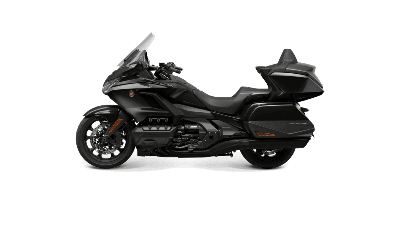 Moto de tourisme noire vue de profil sur fond blanc, grand pare-brise et coffres latéraux