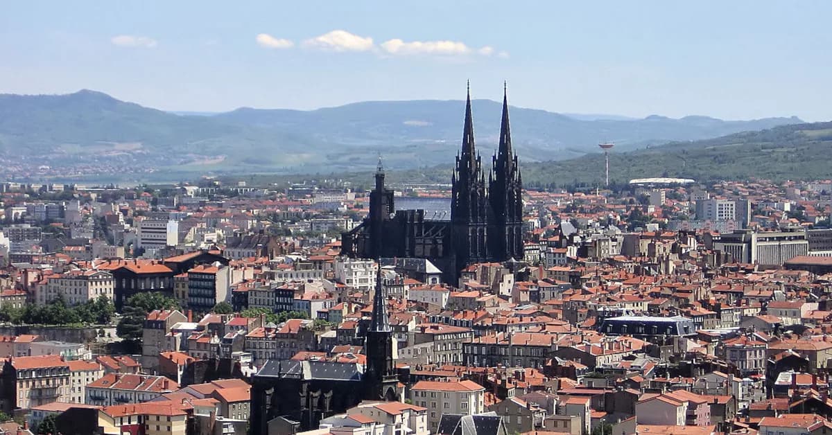 Les toits de Clermont-Ferrand et la cathédrale aux deux flèches, collines en arrière-plan