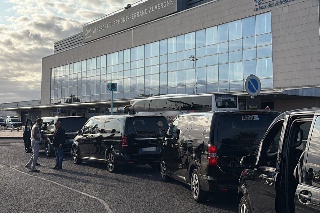 Vans noirs EuroCab alignés devant l'aéroport Clermont-Ferrand Auvergne