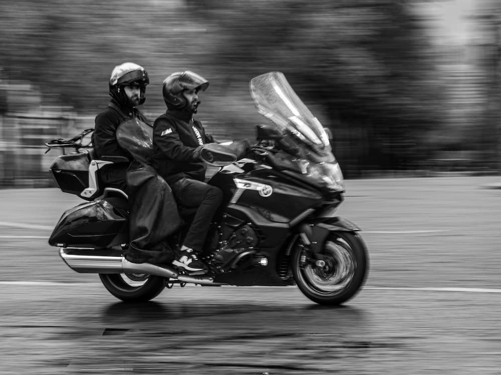 Déplacements professionnels express : pourquoi les entreprises adoptent le taxi moto